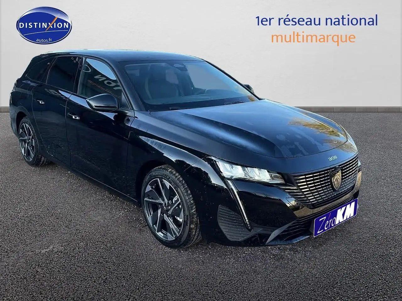 Peugeot 308 SW noir perle vue 3/4 avant droit avec jantes alu et calandre distinctive Peugeot.