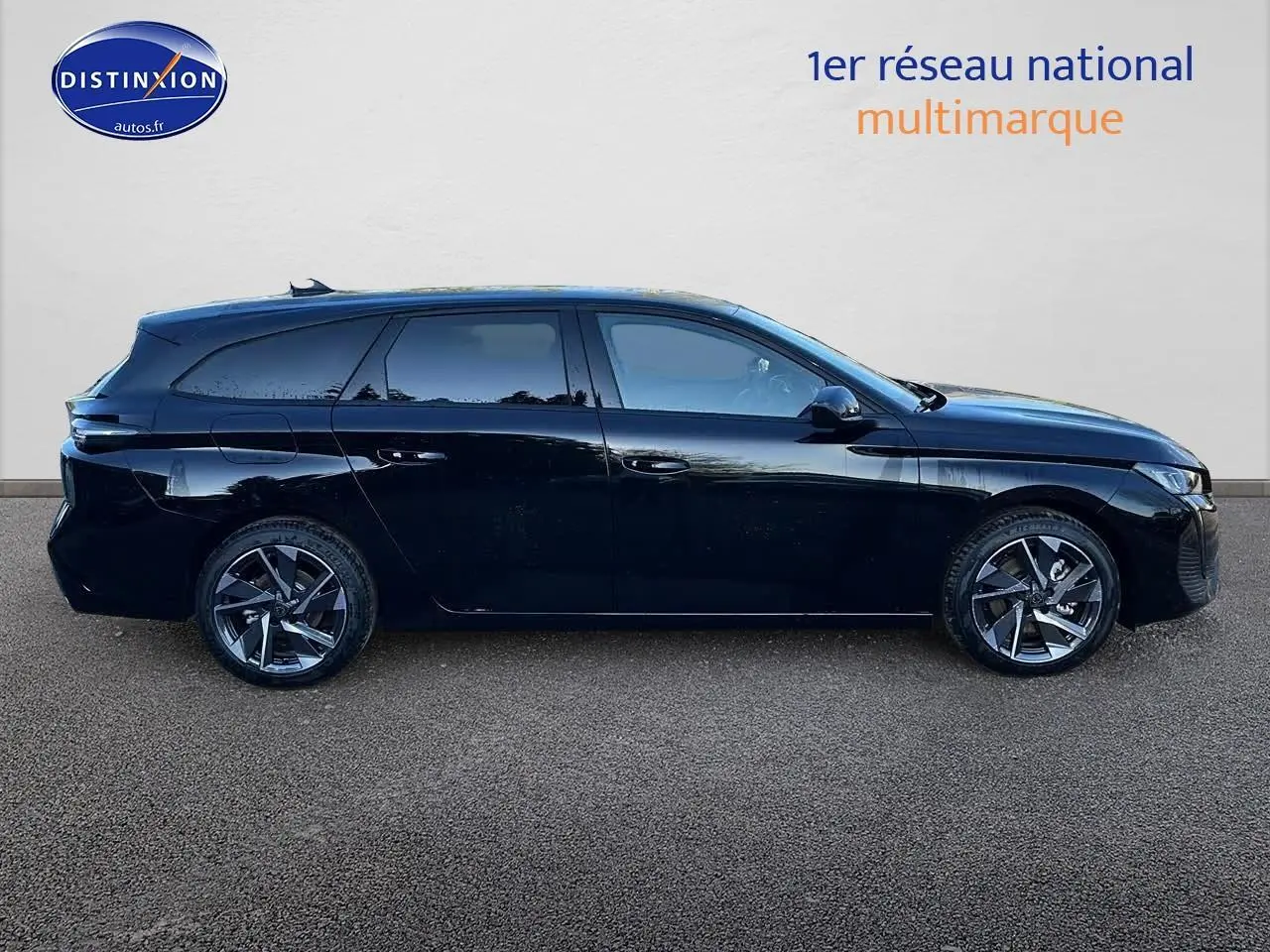 Profil côté gauche d'une Peugeot 308 SW noire perle 2025 avec jantes alliage au design moderne.