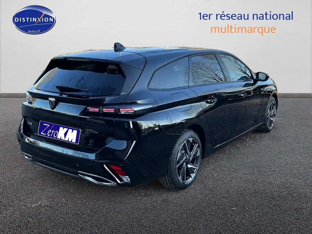 Peugeot 308 SW noir perle vue 3/4 arrière droit avec jantes alu et vitres surteintées.