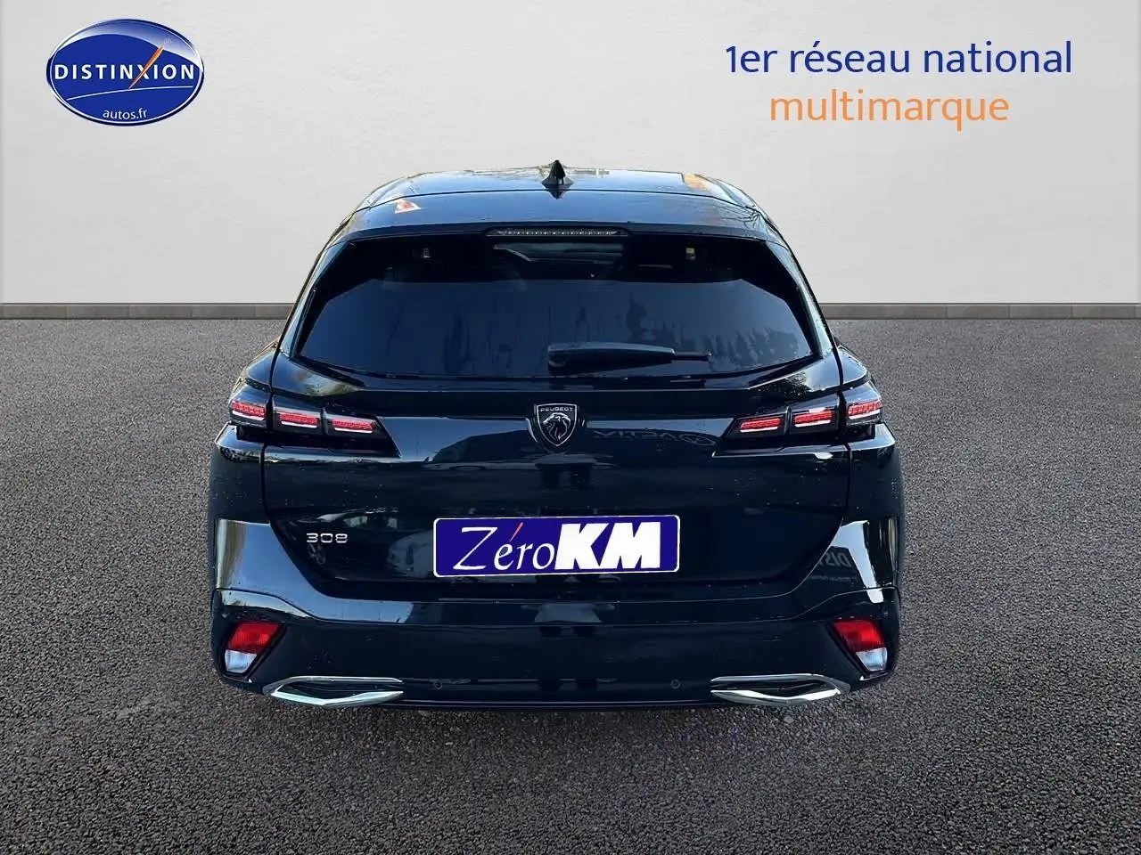 Vue arrière d'une Peugeot 308 SW noire perle avec feux arrière LED et double sortie d'échappement chromée.