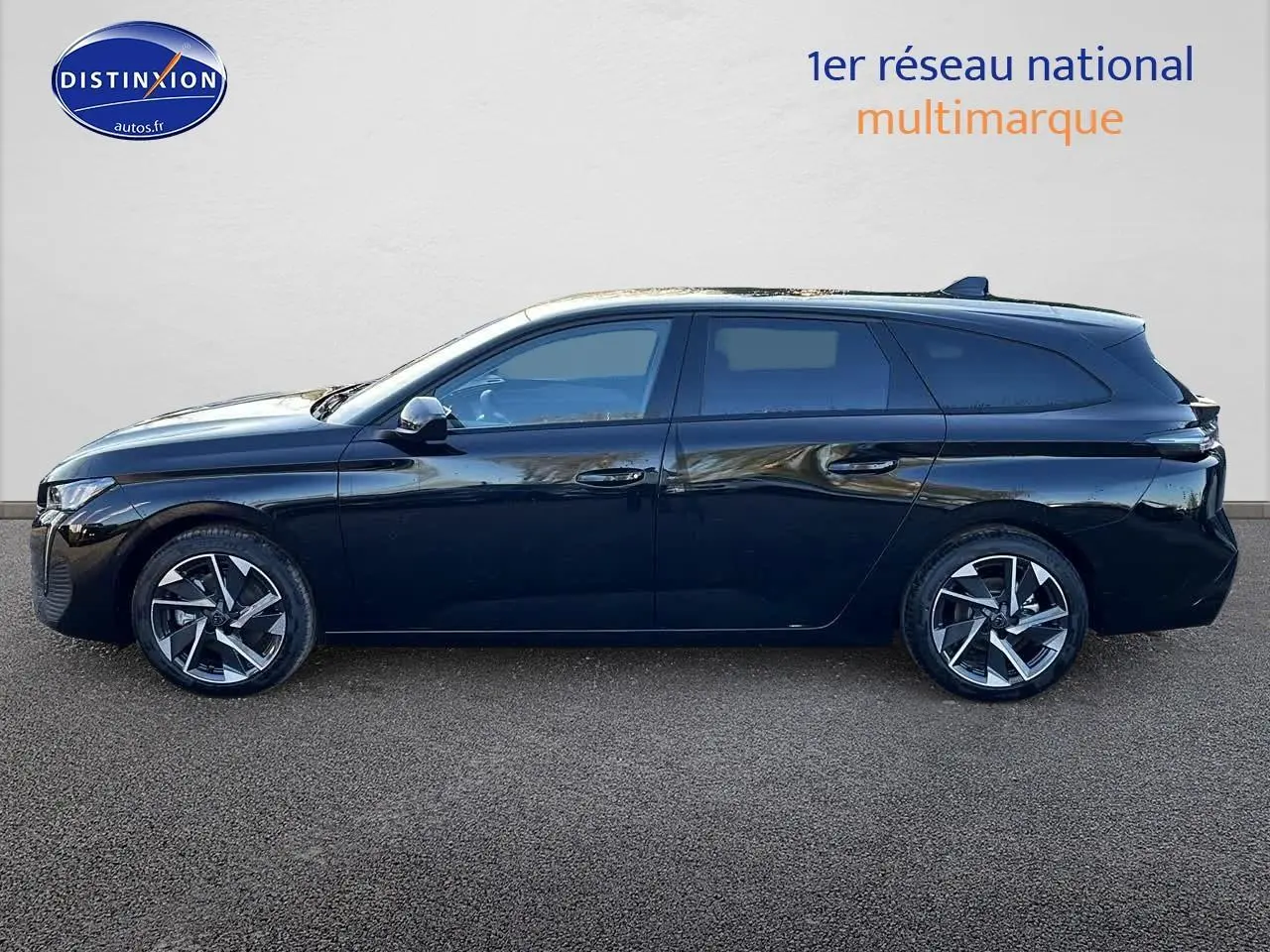 Profil côté gauche d'une Peugeot 308 SW noir perle 2025 avec jantes alliage et vitres arrière surteintées.