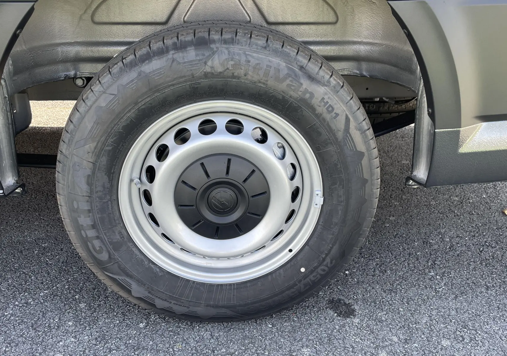 Gros plan sur la roue arrière droite du Volkswagen Crafter Van gris Indium, mettant en valeur la jante acier et le pneu Giti.