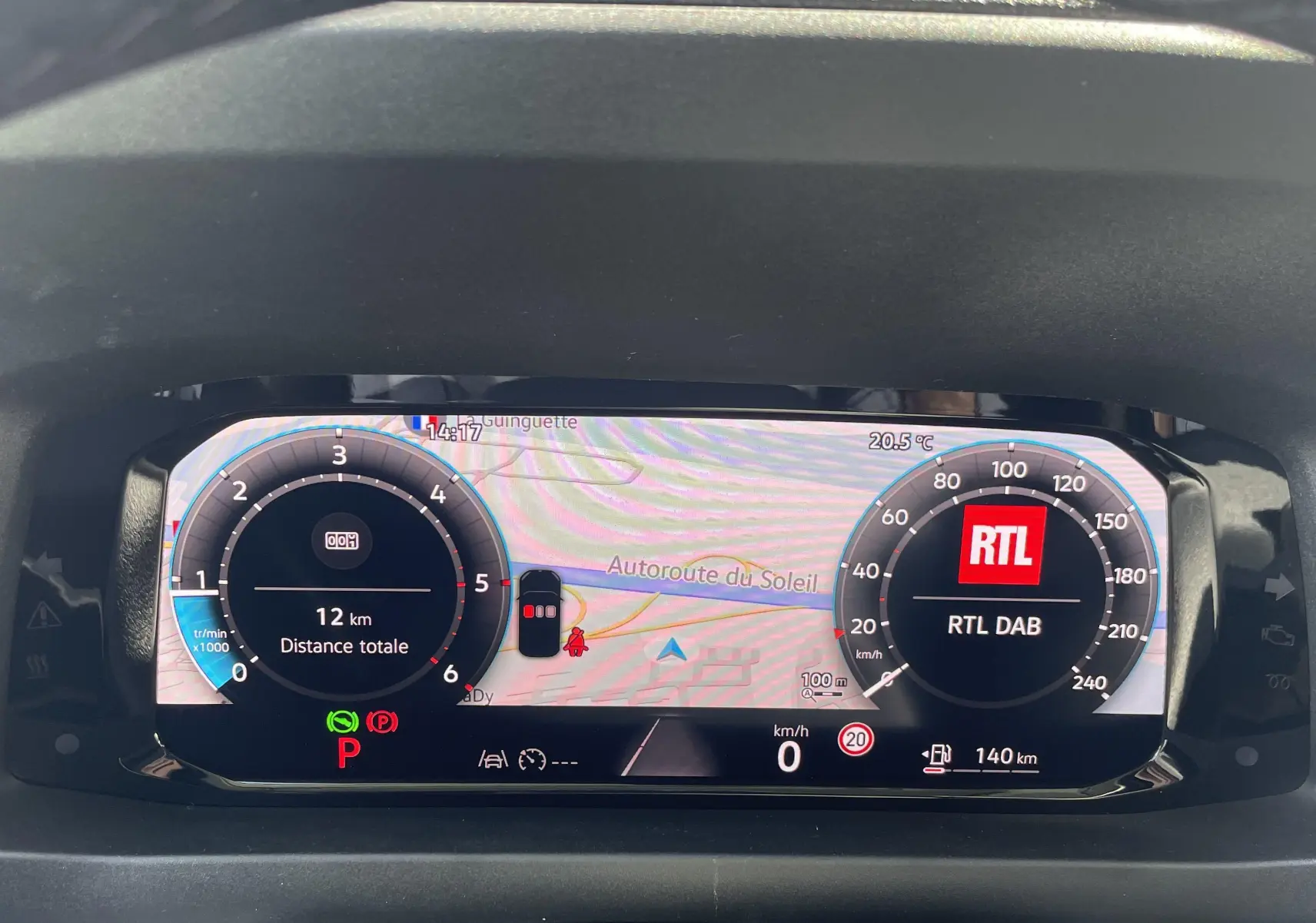 Tableau de bord numérique du Volkswagen Crafter gris Indium 2025 affichant navigation et compte-tours au ralenti