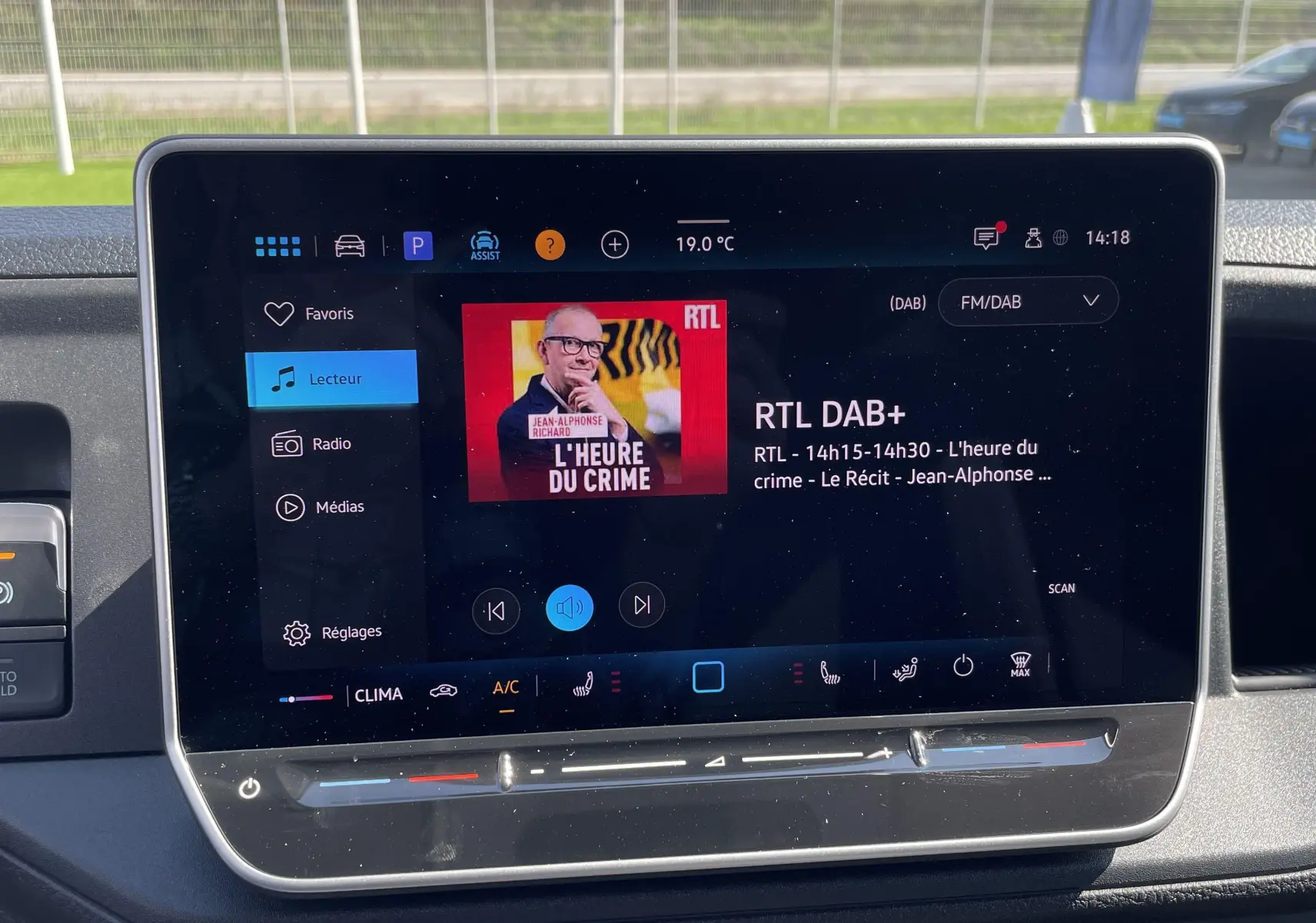 Écran tactile 10,4'' du système multimédia Discover Média dans le tableau de bord du Volkswagen Crafter Van gris Indium.