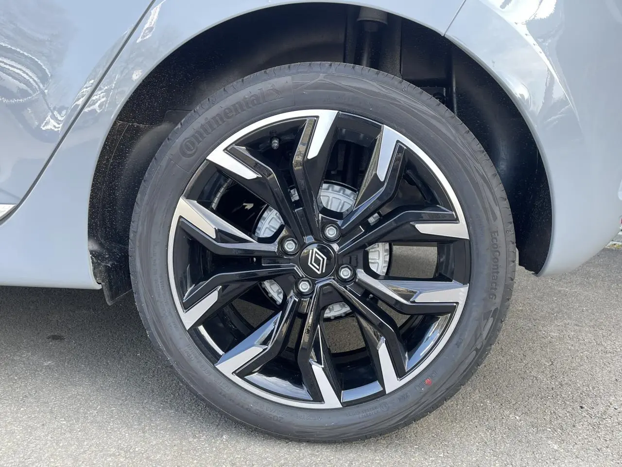 Gros plan sur la jante alliage diamantée 17 pouces noire et argentée de la Renault Clio Gris Rafale côté arrière droit.