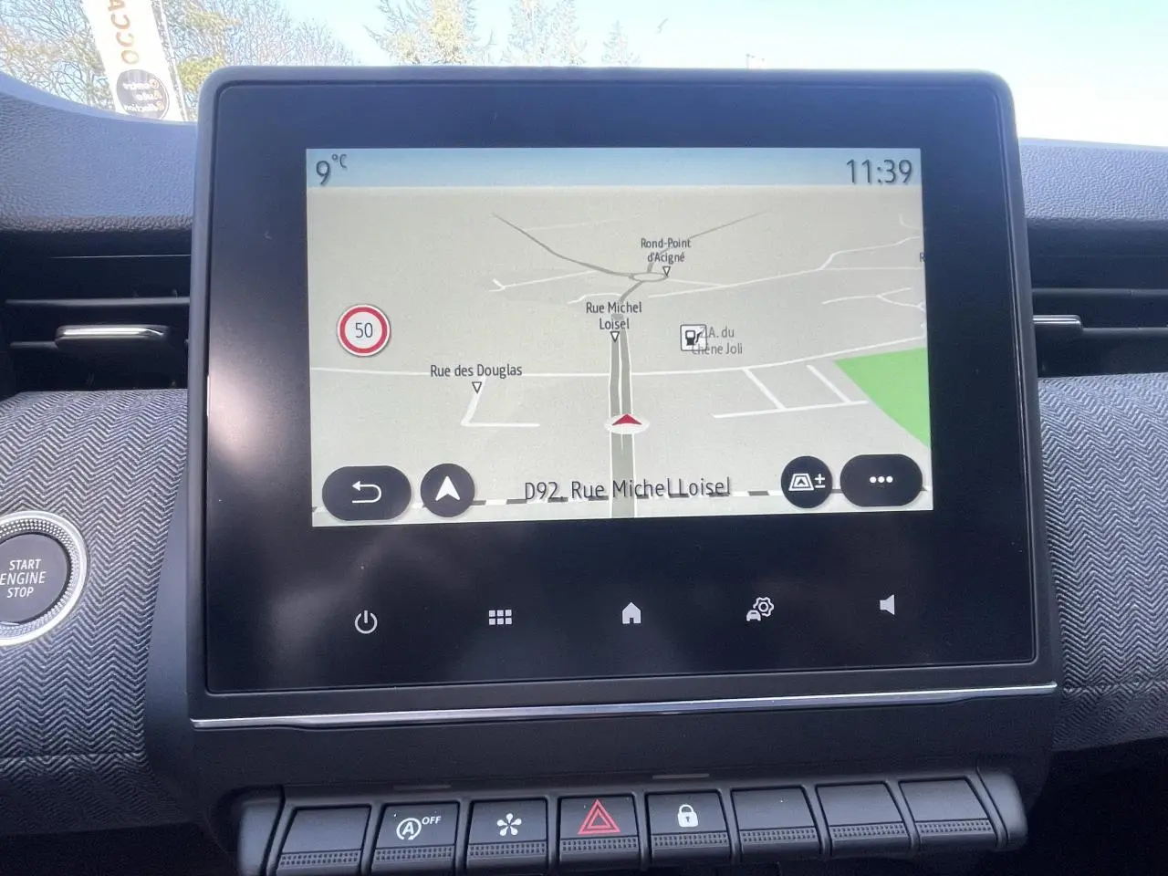Écran tactile central affichant la navigation GPS dans l'habitacle d'une Renault Clio Gris Rafale 2025.