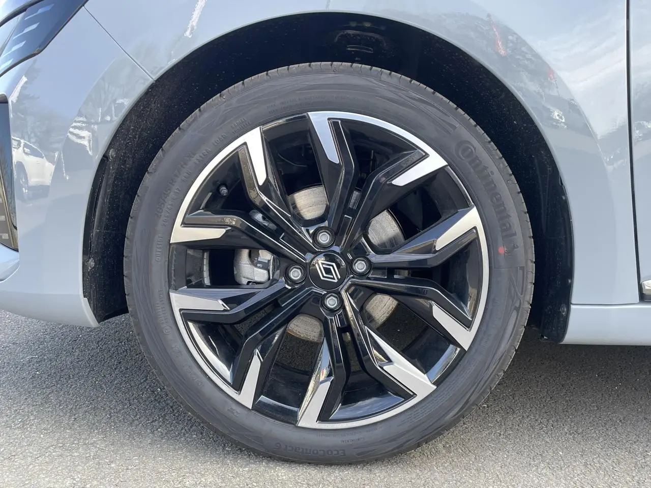 Gros plan sur la jante alliage diamantée 17 pouces noire et argentée de la Renault Clio Gris Rafale côté avant droit.