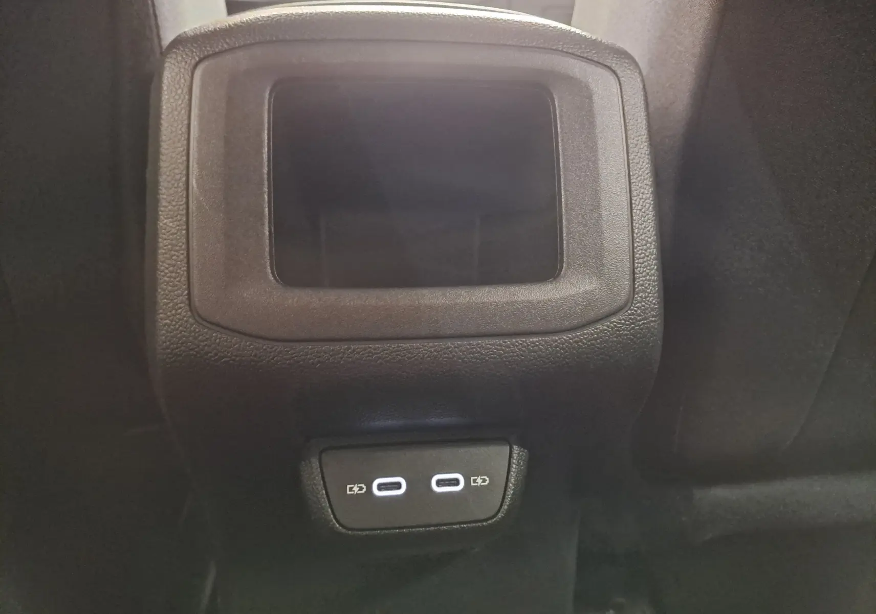 Prise USB arrière double éclairée dans l’habitacle noir du Volkswagen T-Cross 2025, version R-Line Edition.