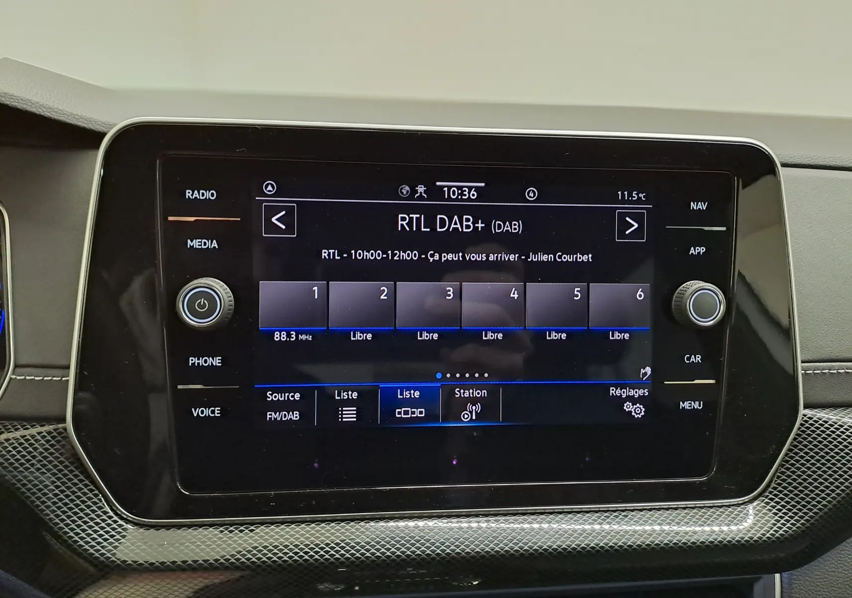 Vue rapprochée de l'écran tactile central du Volkswagen T-Cross blanc 2025, affichant la radio numérique RTL DAB+.