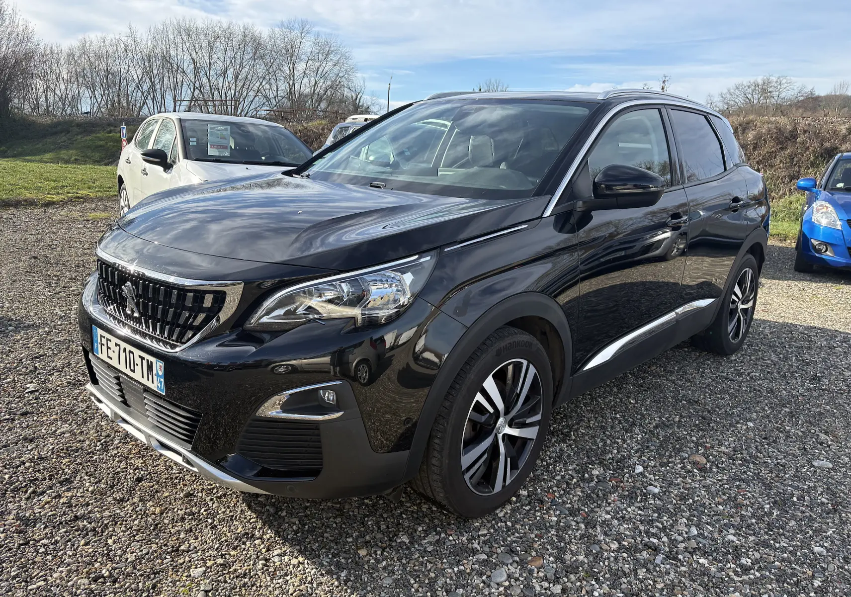 Peugeot 3008 II noire vue en 3/4 avant droit, avec jantes alliage et calandre chromée brillante.