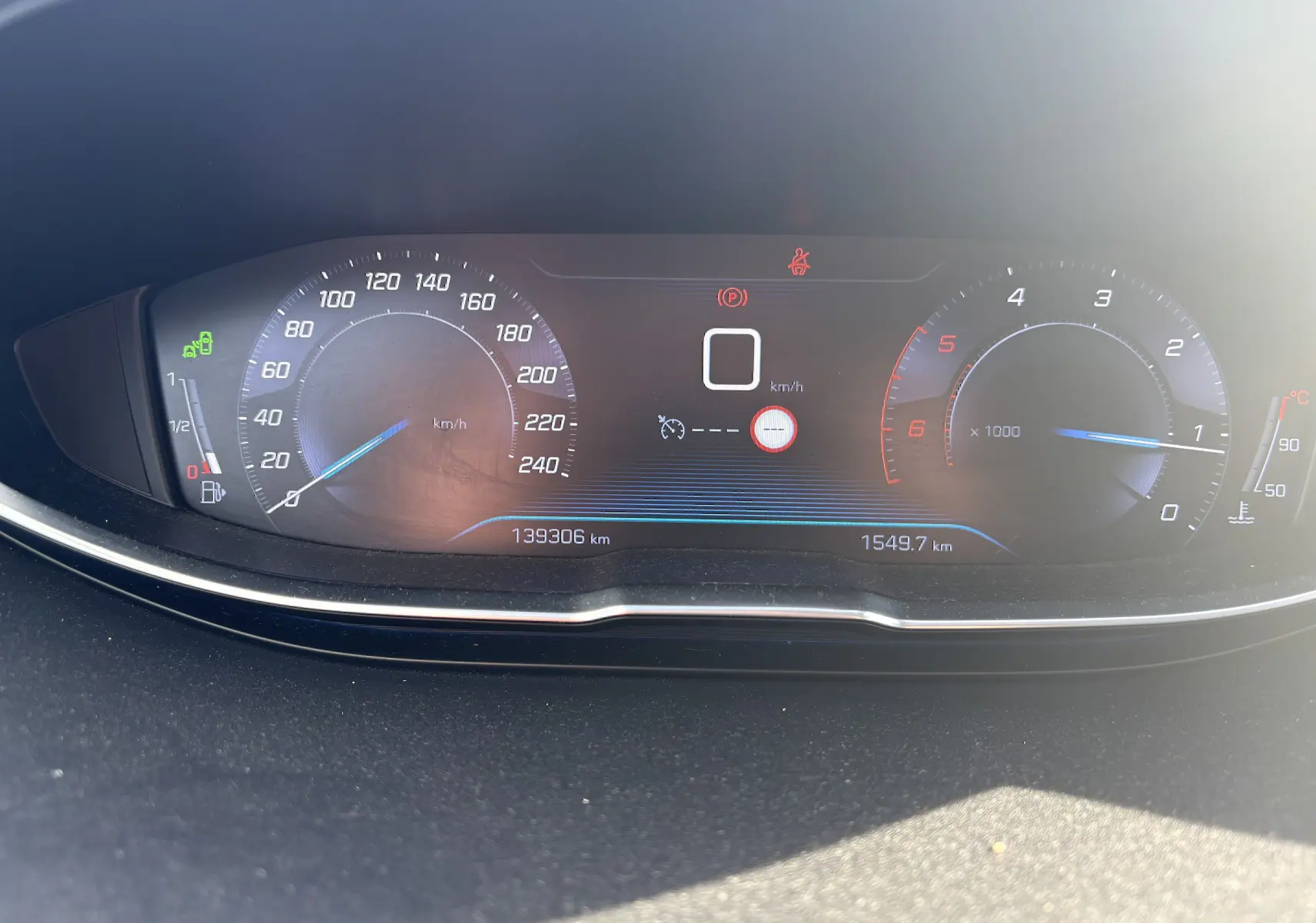Tableau de bord numérique du Peugeot 3008 II 1.5 BlueHDi 130, affichant vitesse, compte-tours et jauge carburant.