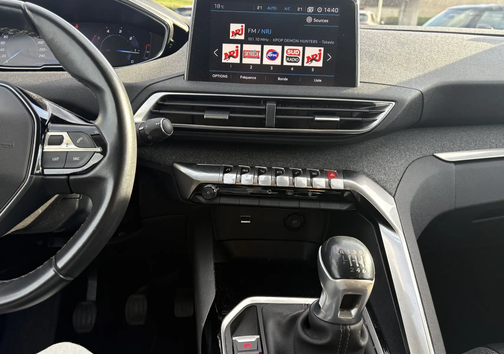 Vue intérieure côté conducteur du Peugeot 3008 II 2019, montrant le volant, la boîte manuelle et l'écran central tactile.