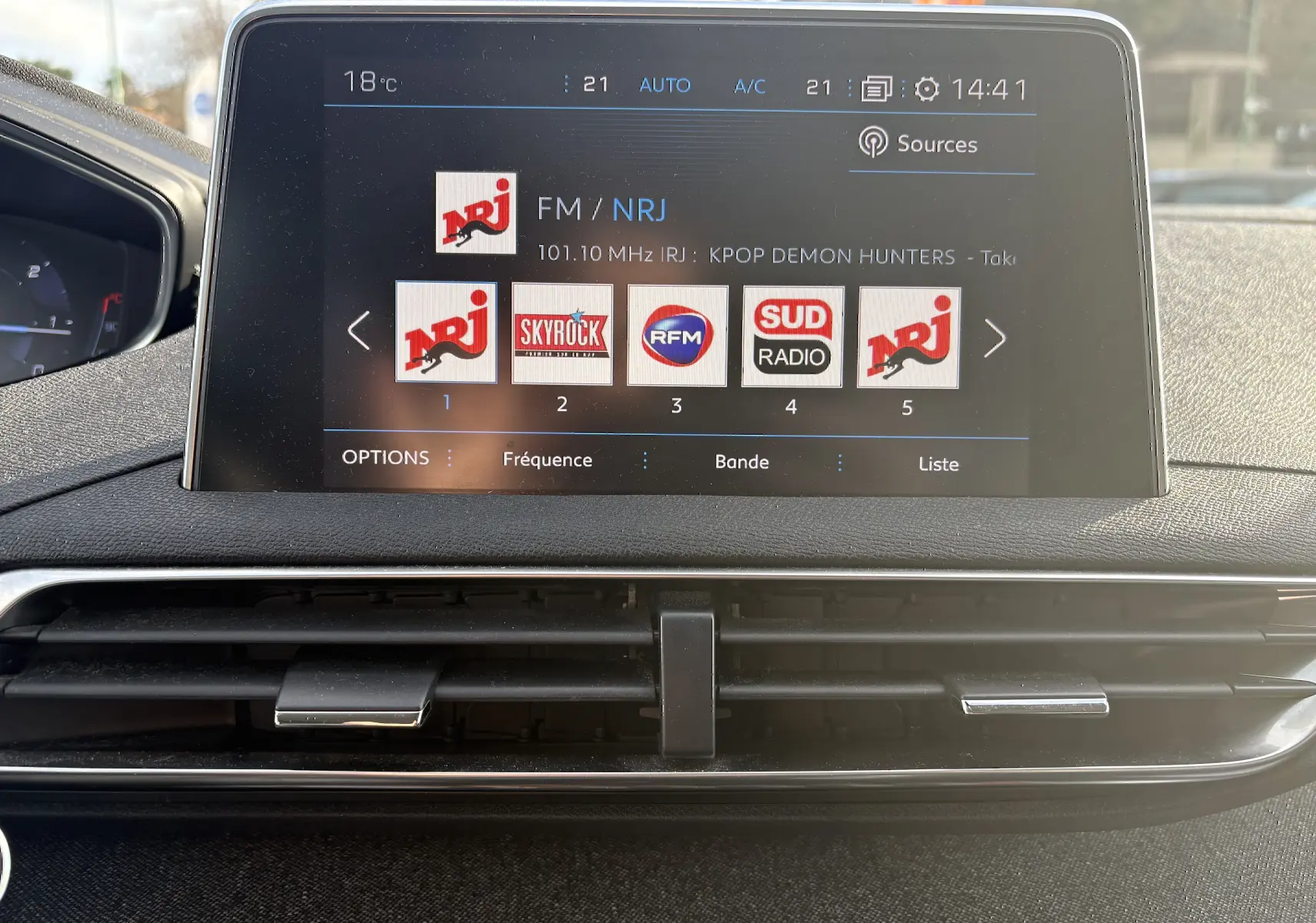Écran tactile central du Peugeot 3008 II 1.5 BlueHDi 130 Active de 2019, affichant les stations radio, avec tableau de bord noir.