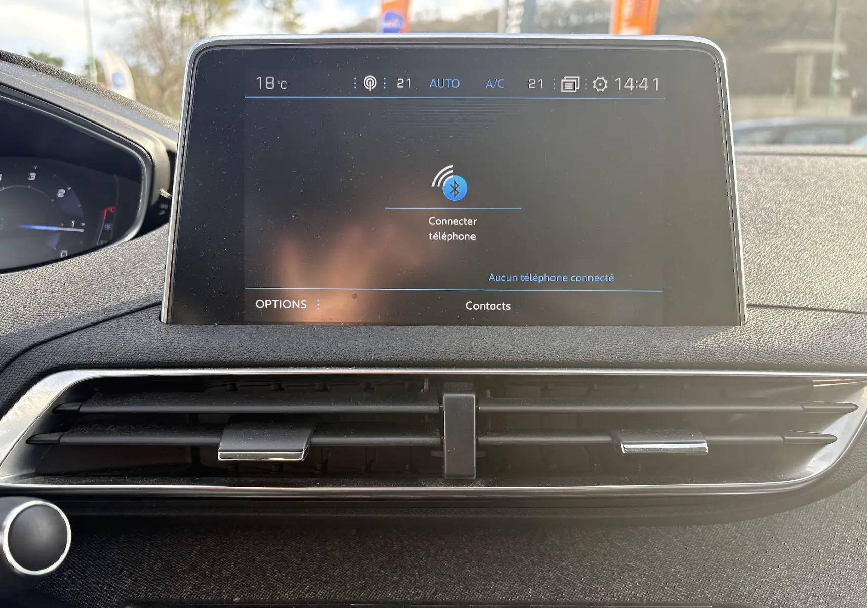 Écran tactile central du tableau de bord du Peugeot 3008 II 2019, affichant la connexion Bluetooth, avec aérateurs noirs en dessous.