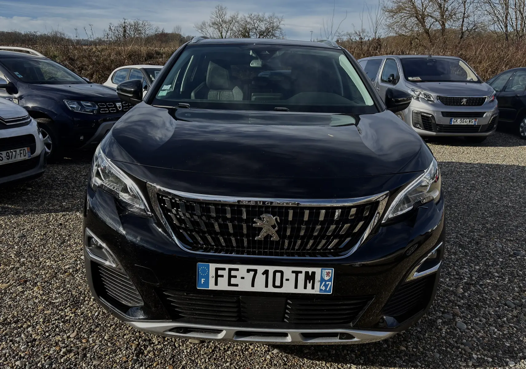 Vue avant d’un Peugeot 3008 noir 2019 avec calandre chromée et plaque d’immatriculation française sur un parking extérieur.