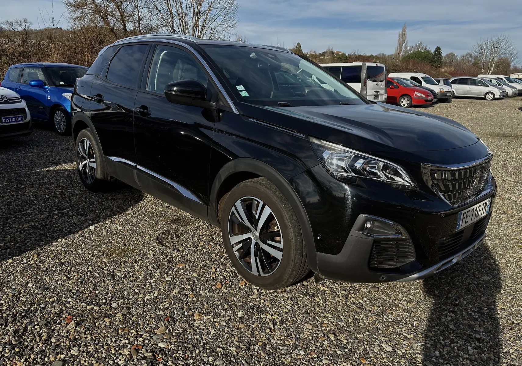 Peugeot 3008 noir en 3/4 avant droit sur parking, avec jantes alliage et calandre au design moderne.