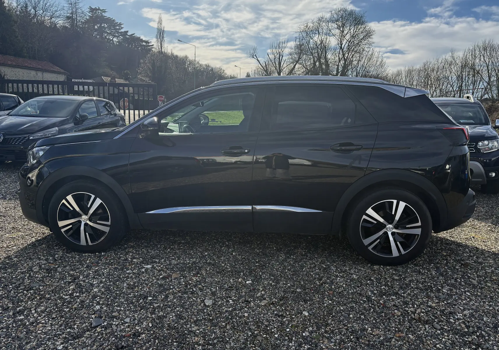 Peugeot 3008 II diesel noir vue de profil côté gauche, avec jantes alliage et détails chromés sur les bas de porte.