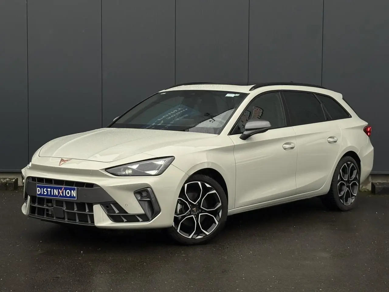 Vue 3/4 avant droite d'une CUPRA Leon ST 2025 en Gris Taiga avec jantes alliage 18'' et toit ouvrant panoramique.