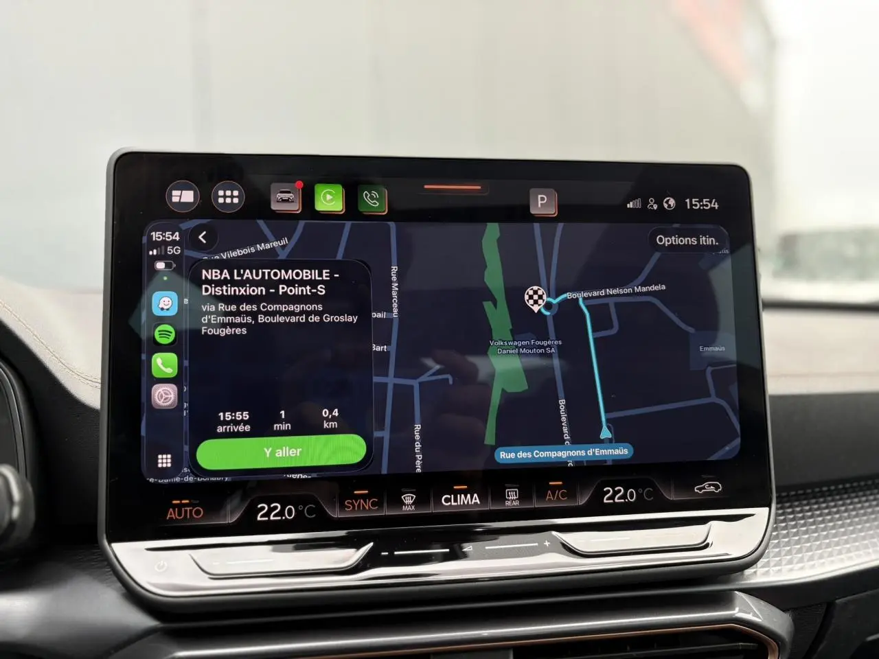 Écran tactile HD 12,9'' du système de navigation de la CUPRA LEON ST 1.5 e-TSI, vue intérieure frontale.