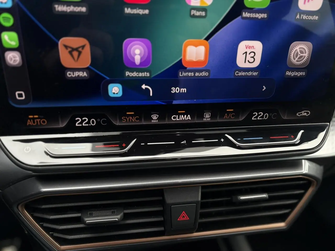 Détail de la console centrale du CUPRA LEON ST 2025 avec écran tactile HD et commandes climatisation digitales.