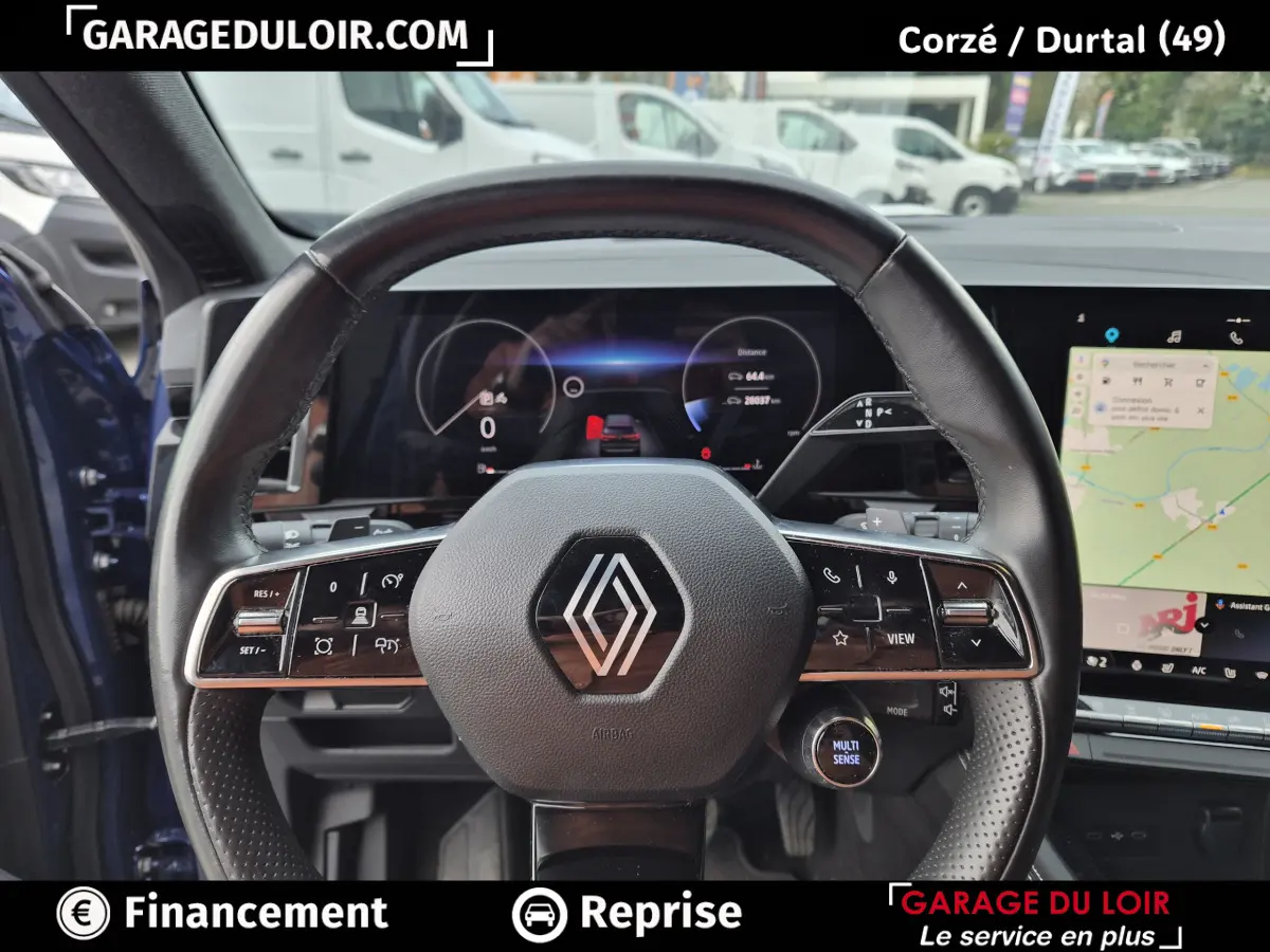 Vue intérieure centrée sur le volant cuir noir et le tableau de bord numérique d'une Renault Austral 2023 bleu foncé.