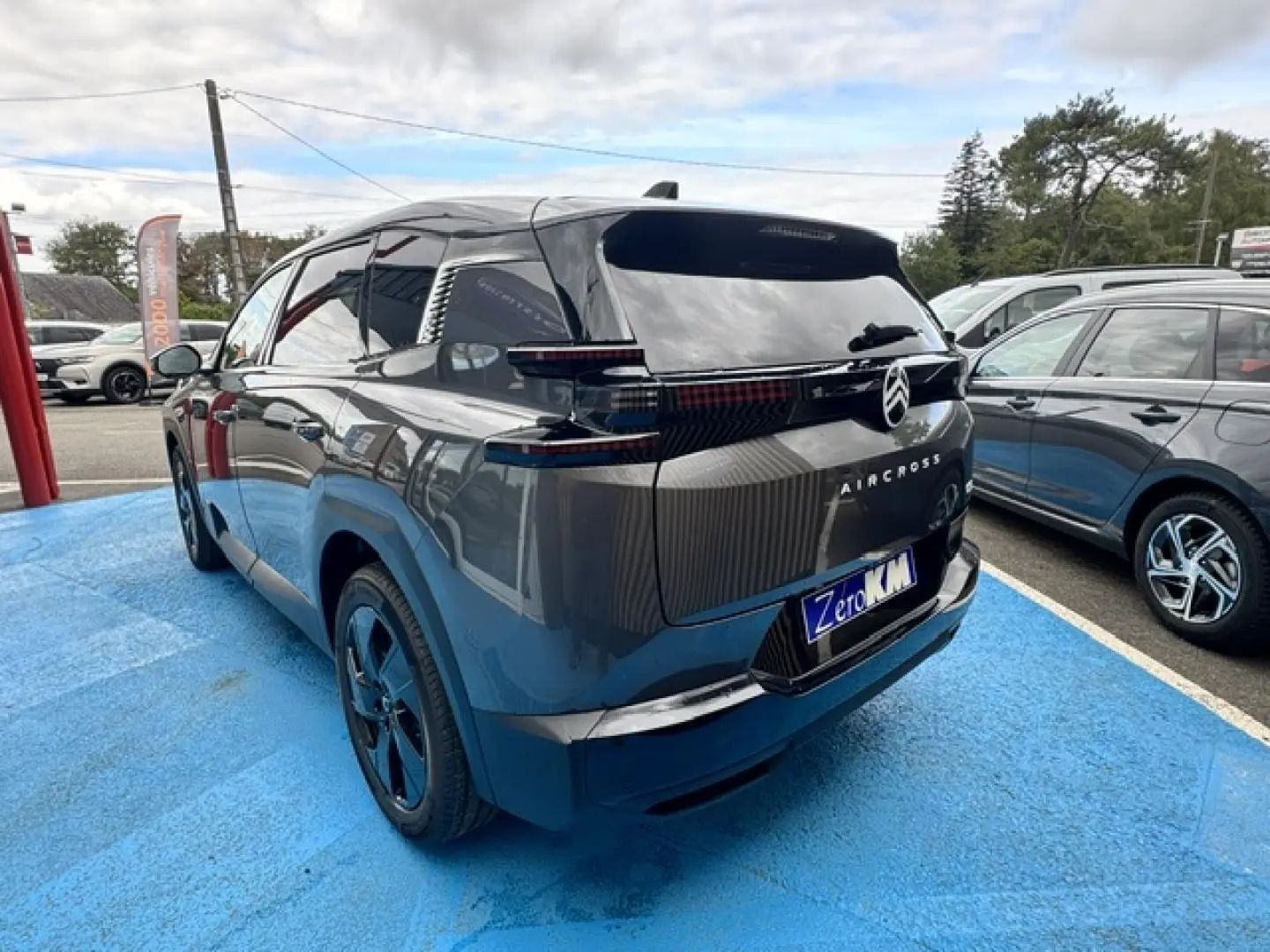 Vue 3/4 arrière droite du Citroën C5 Aircross gris Platinium avec feux arrière LED et jantes alu noires.