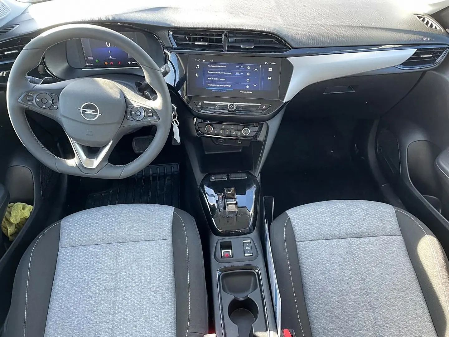 Vue intérieure avant de l’Opel Corsa 1.2 turbo gris, avec tableau de bord numérique et écran tactile central.