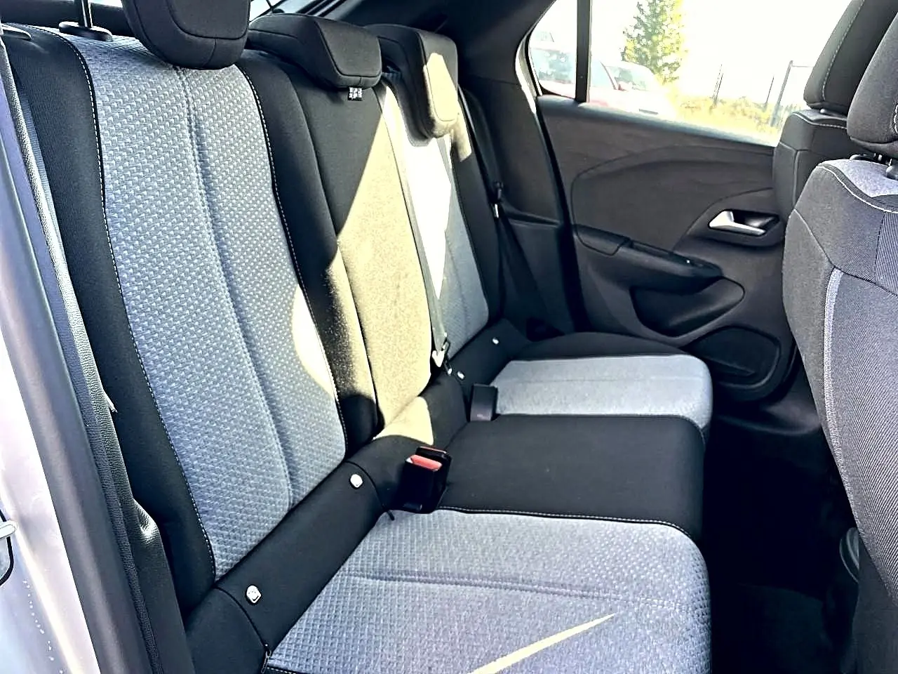 Vue intérieure côté droit des sièges arrière en tissu bicolore noir et gris de l’Opel Corsa 2025.