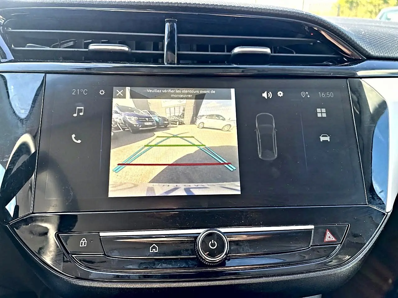 Écran tactile central de l’Opel Corsa 2025 montrant la caméra de recul avec interface claire et commandes intégrées.