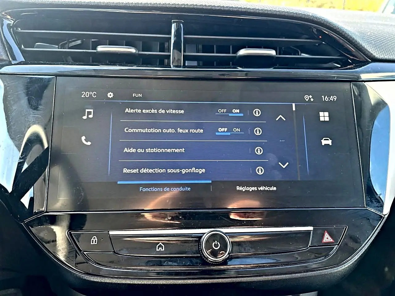 Écran tactile central de l’Opel Corsa 2025 affichant les réglages d’aide à la conduite, vue rapprochée intérieure.