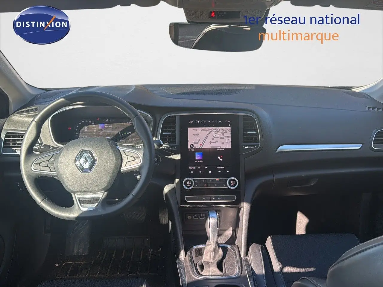 Intérieur de la Renault Mégane Break 2024, vue frontale du tableau de bord avec écran tactile et volant noir.