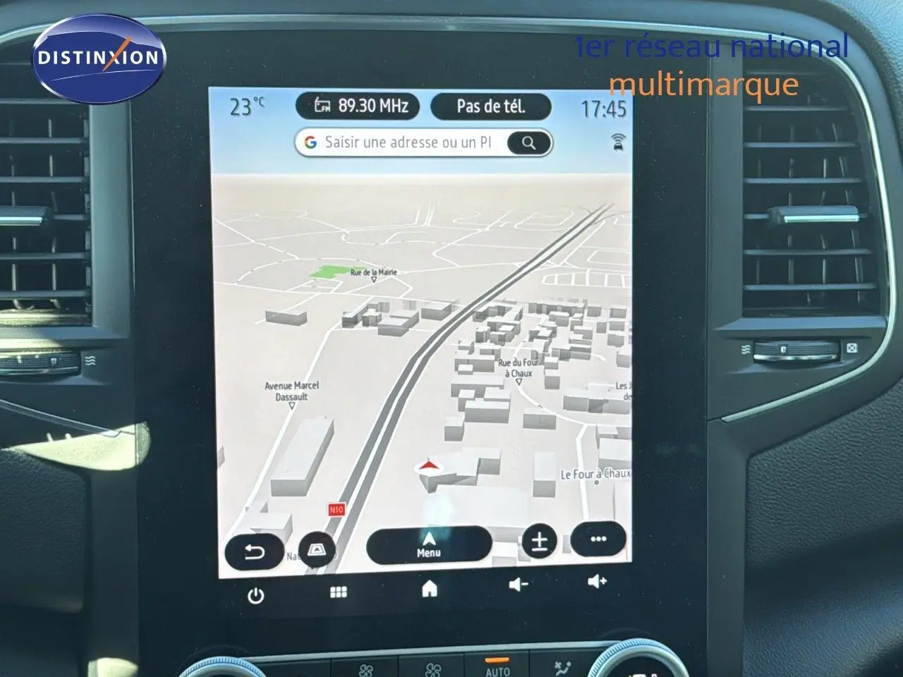 Écran tactile central du tableau de bord de la Renault Mégane Break gris titanium, affichant la navigation GPS en intérieur.