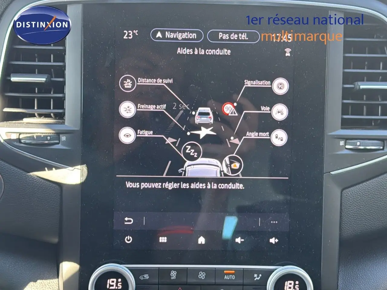 Écran tactile central de la Renault Mégane Break gris titanium montrant les aides à la conduite en mode navigation.