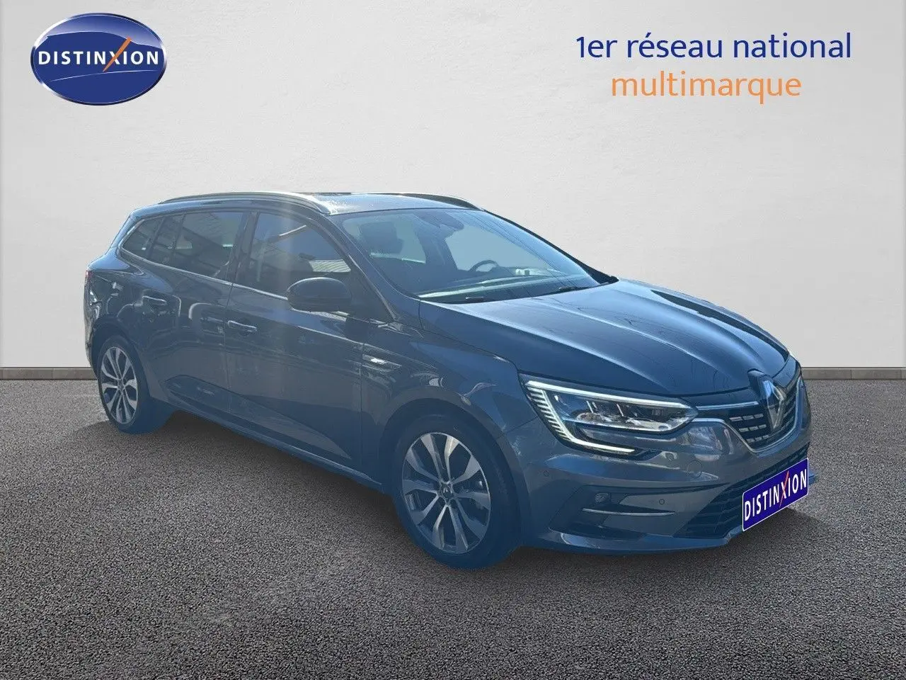 Renault Mégane Break gris titanium métal vue 3/4 avant droit avec feux LED et jantes alliage biton.