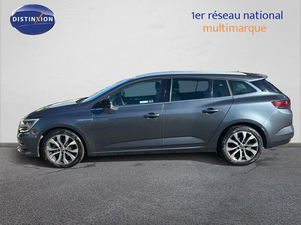 Renault Mégane Break gris titanium métal vue de profil côté gauche sur fond neutre, jantes alliage visibles.