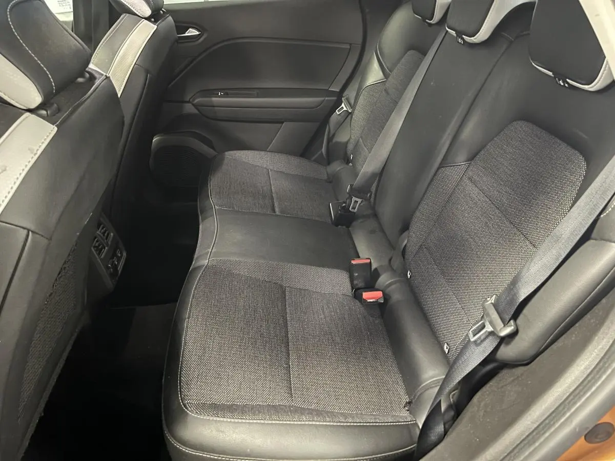 Vue intérieure de la banquette arrière noire et grise du Renault Captur 1.6 E-Tech Hybride rechargeable 2022.