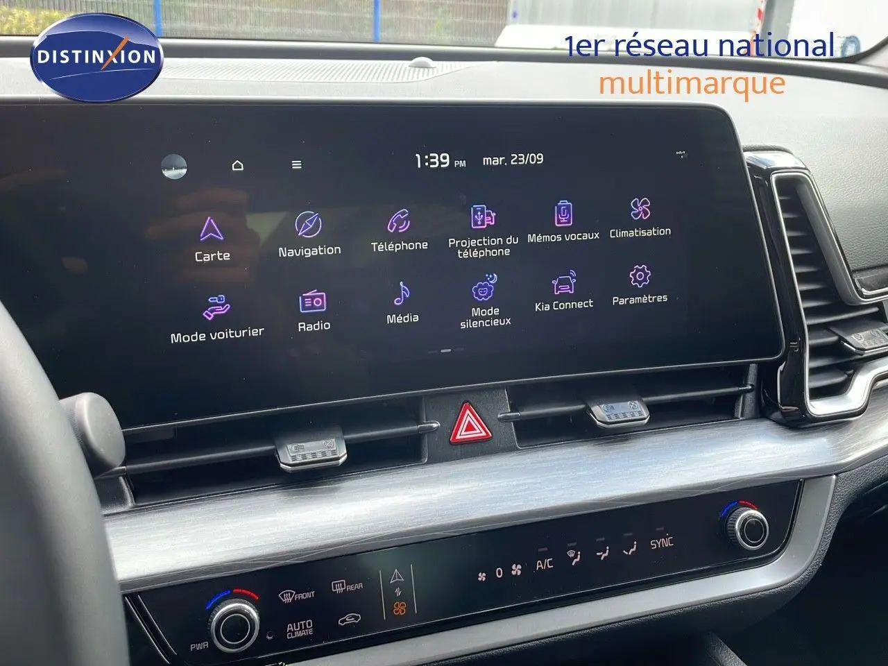 Écran tactile central affichant les options multimédia et climatisation du Kia Sportage 2025, vue intérieure avant.