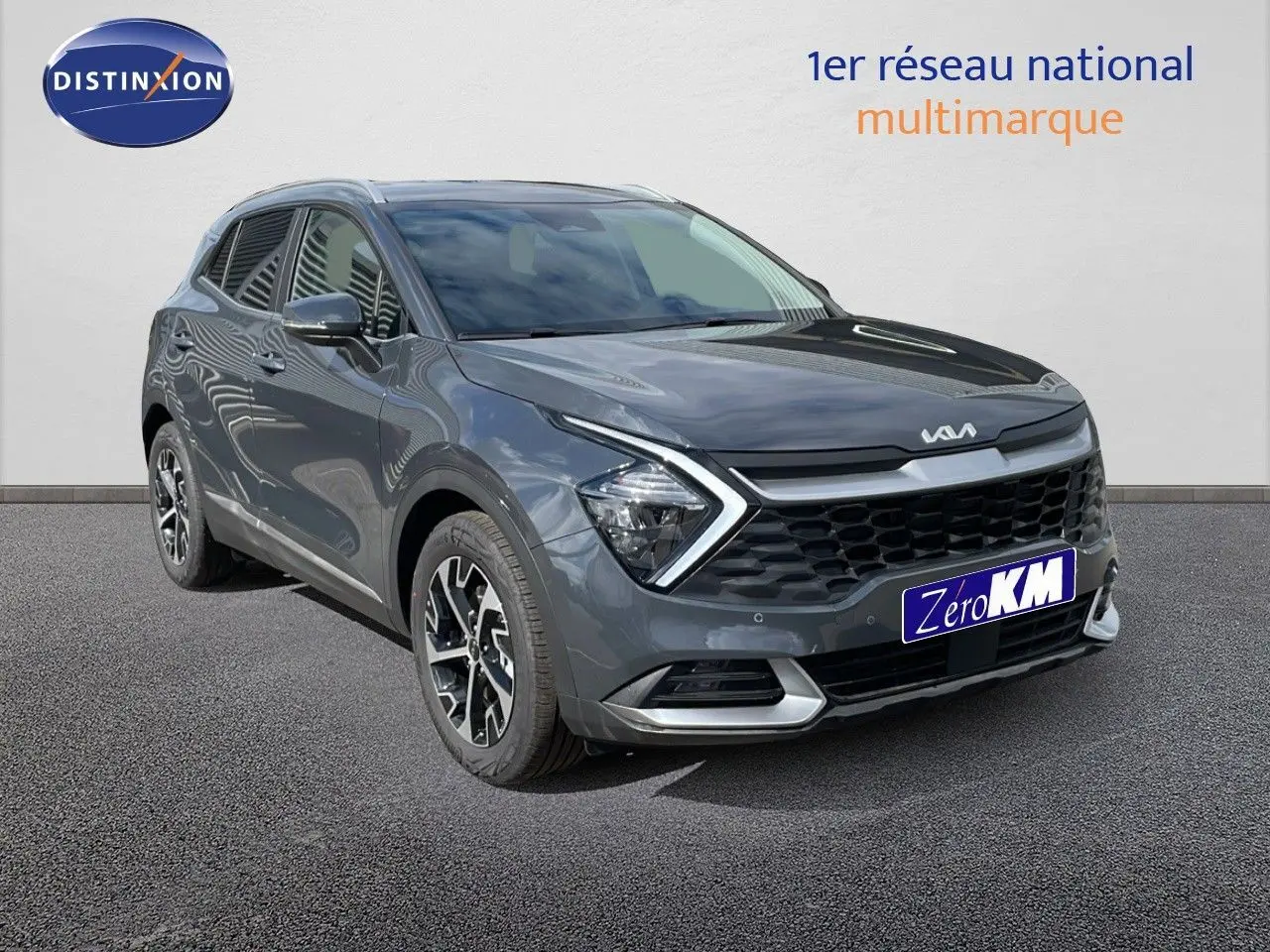 KIA Sportage 2025 gris foncé métal en 3/4 avant droit avec calandre noire et feux LED en forme de flèche.