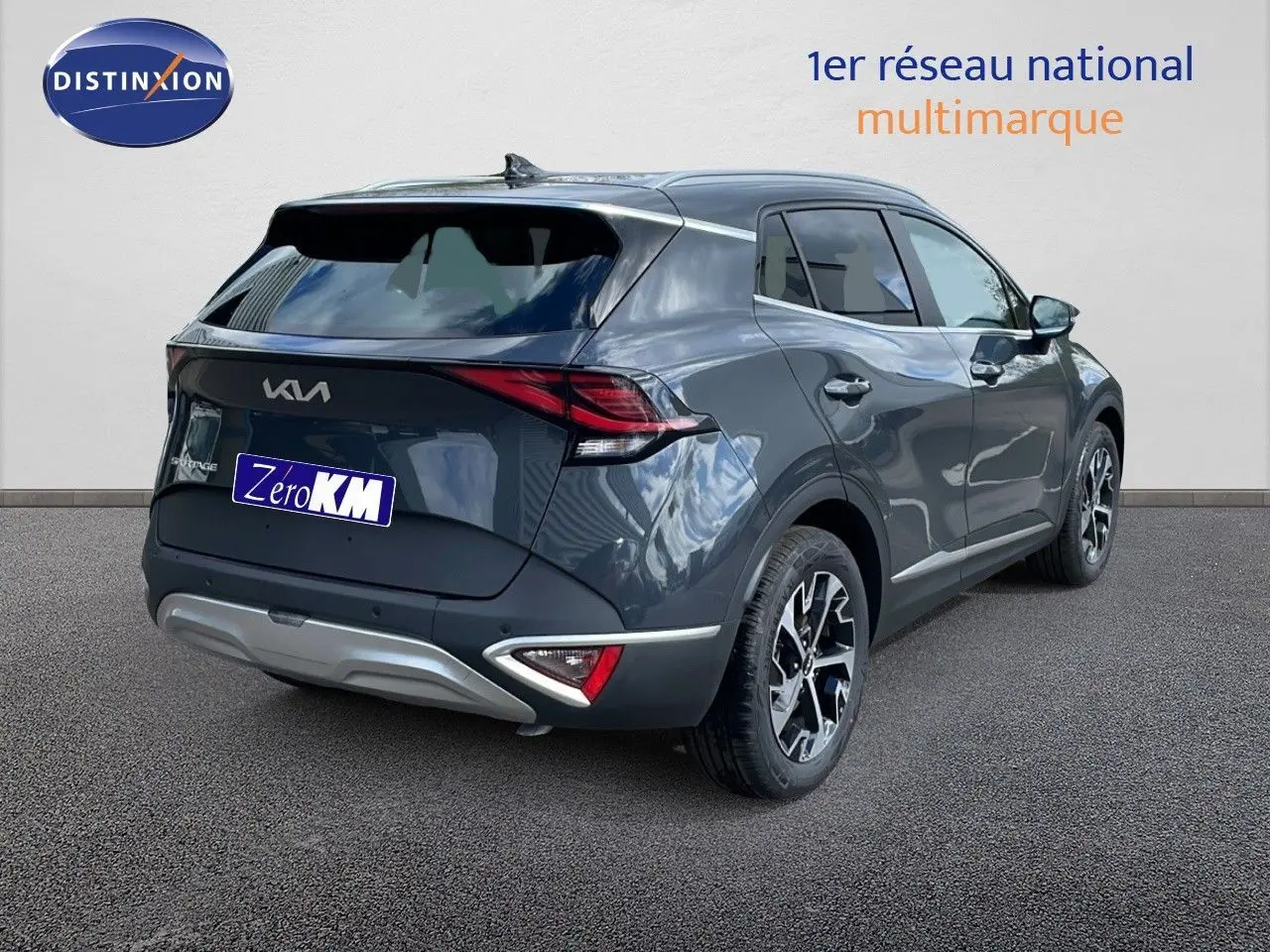 KIA SPORTAGE gris foncé métal vu en 3/4 arrière droit, avec feux LED et jantes alliage bicolores.