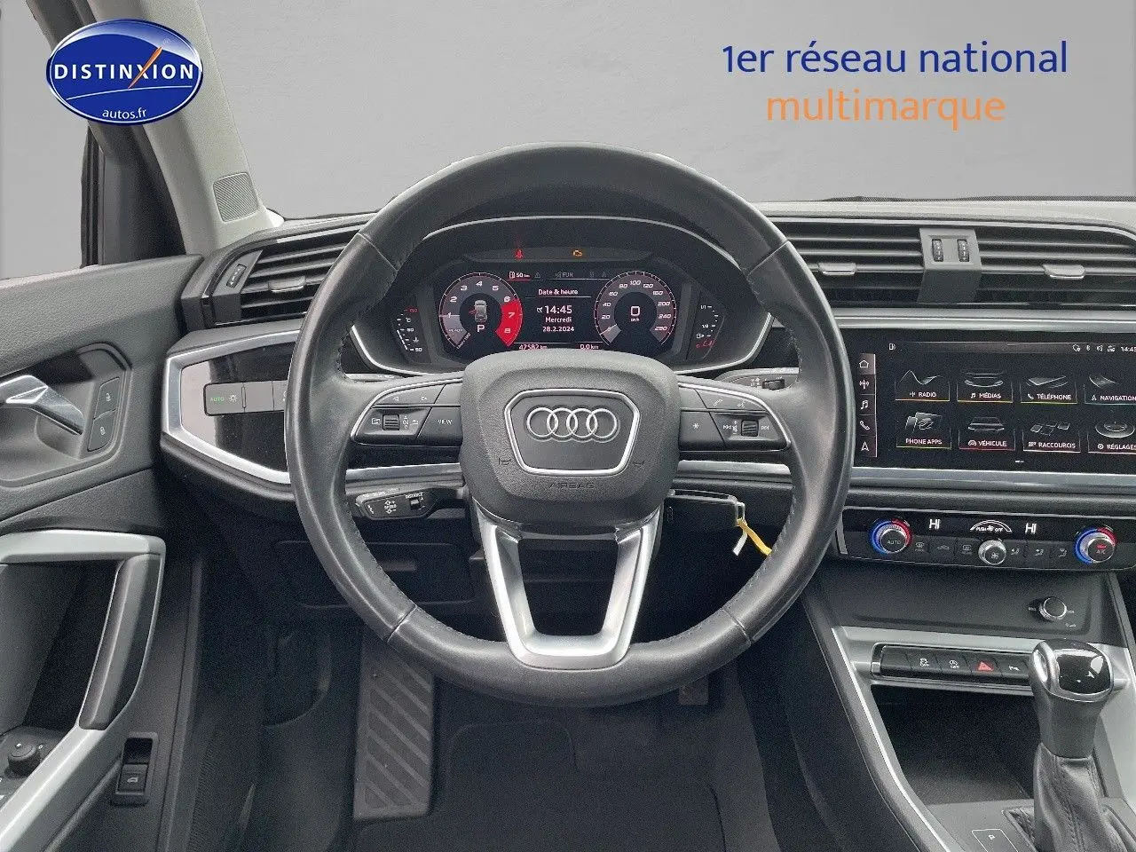Vue intérieure centrée sur le volant Audi Q3 35 TFSI 2019 avec tableau de bord numérique et console moderne.