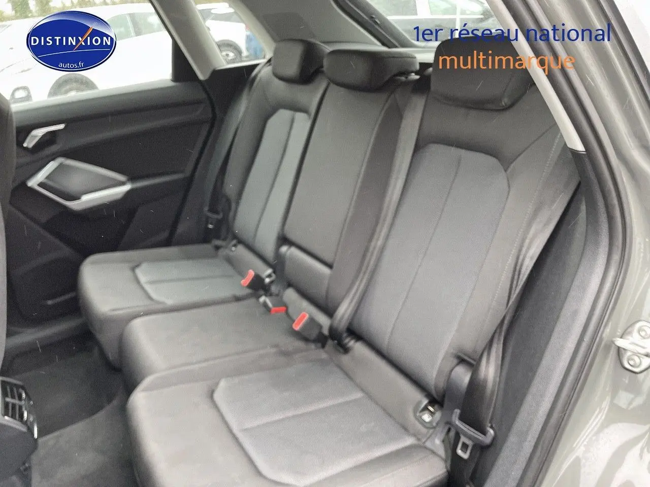 Vue intérieure côté droit des sièges arrière en tissu gris d'un Audi Q3 35 TFSI 2019 avec portières ouvertes.