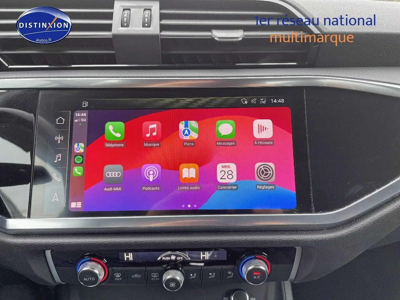 Écran tactile central de l'Audi Q3 35 TFSI 2019 affichant l'interface Apple CarPlay, vue intérieure du tableau de bord.