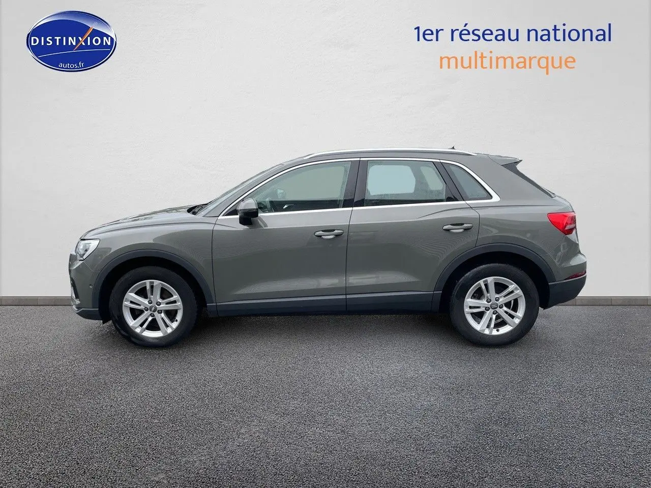 Audi Q3 2019 gris Chronos métal vu de profil côté gauche sur fond neutre, roues alliage 17 pouces.