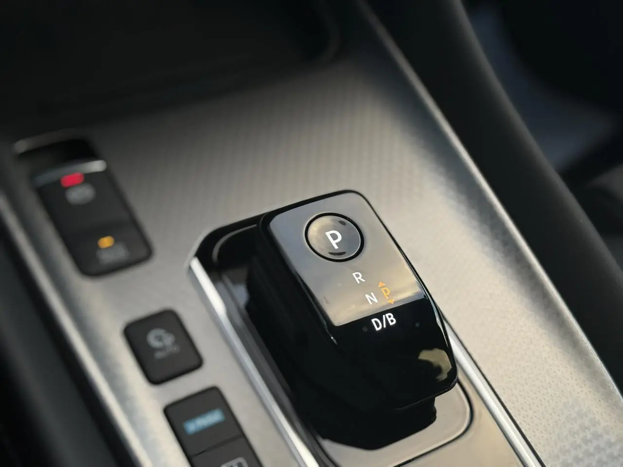 Gros plan sur la commande de boîte automatique noire dans l’habitacle du Nissan Qashqai gris Ceramic 2025.