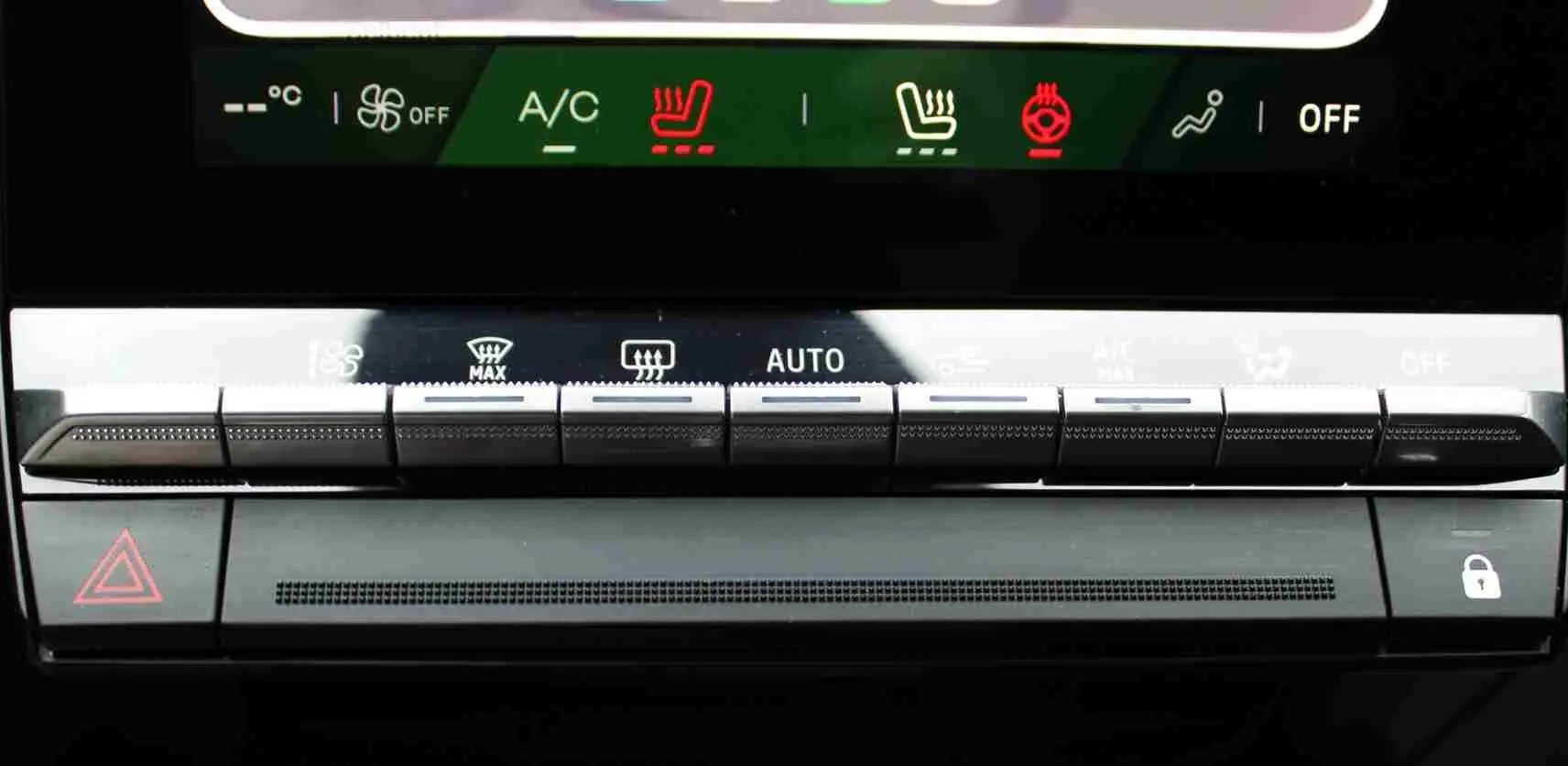 Gros plan sur la console centrale du Renault Symbioz bleu iron metal, montrant les commandes climatisation et boutons tactiles.