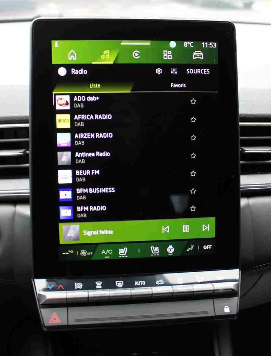 Écran tactile central de la Renault Symbioz 2025 affichant la liste des radios DAB avec interface moderne et commandes climatisation.
