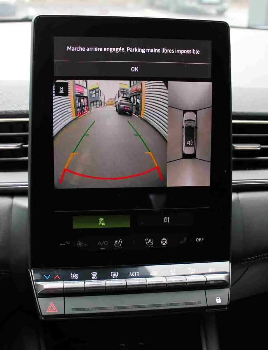 Écran central de la Renault Symbioz 2025 montrant la caméra de recul et la vue 360° du véhicule en intérieur noir.