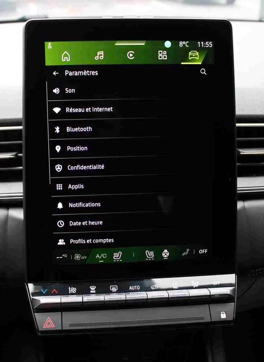Écran tactile central du tableau de bord du Renault SYMBIOZ 2025, affichant les paramètres de connectivité et climatisation.
