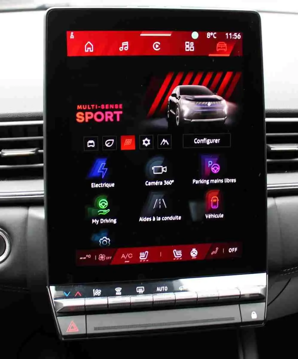 Écran tactile central du tableau de bord de la Renault SYMBIOZ 2025 affichant le mode Multi-Sense Sport et diverses options de conduite.