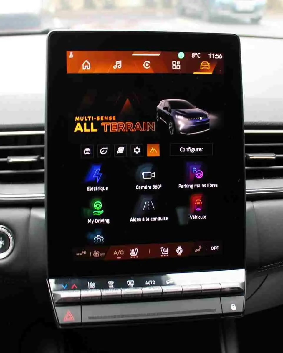 Écran tactile central du tableau de bord du Renault Symbioz bleu, affichant le menu Multi-Sense All Terrain.